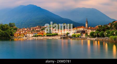 Ein 2:1-Panoramabild eines Abends nach Sonnenuntergang im Dorf Mergozzo, einer Gemeinde am Mergozzo-See in der italienischen Provinz Verb Stockfoto