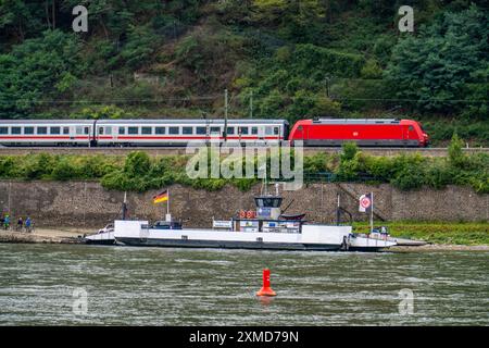 Linkes Ufer der Rheinbahnstrecke im Oberen Mittelrheintal, bei Kaub, IC-Zug, Autofähre Rheinland-Pfalz, Deutschland Stockfoto