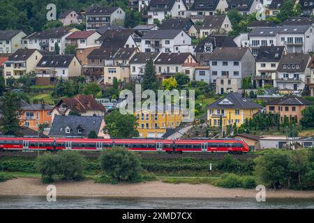 Linkes Ufer der Rheinbahnstrecke im Oberen Mittelrheintal, bei Trechtinghausen Regionalzug, DB Regional Express durch die Stockfoto