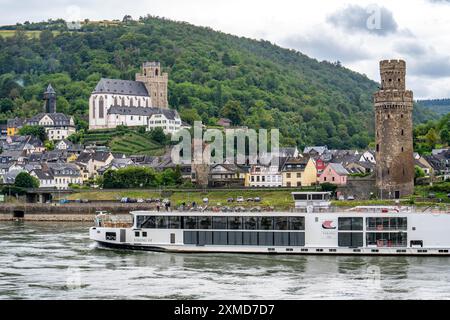 Flussschiff Viking VE auf dem Rhein im Oberen Mittelrheintal, im Hintergrund der Stadt Oberwesel, Rheinland-Pfalz, Deutschland Stockfoto