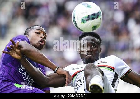 Antwerpen, Belgien. Juli 2024. Simion Michez von Beerschot und Ignace Ndri von OHL wurden während eines Fußballspiels zwischen Beerschot VA und OH Leuven am Samstag, den 27. Juli 2024 in Antwerpen, am Eröffnungstag der Saison 2024-2025 der ersten Liga der „Jupiler Pro League“ der belgischen Meisterschaft in Aktion gezeigt. BELGA PHOTO VIRGINIE LEFOUR Credit: Belga News Agency/Alamy Live News Stockfoto