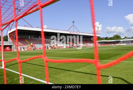 Es ist ein wunderschöner Tag für das Freundschaftsspiel vor der Saison zwischen Crawley Town und Crystal Palace im Broadfield Stadium, Crawley, Großbritannien - 27. Juli 2024. Foto Simon Dack / Teleobjektive. Nur redaktionelle Verwendung. Kein Merchandising. Für Football Images gelten Einschränkungen für FA und Premier League, inc. Keine Internet-/Mobilnutzung ohne FAPL-Lizenz. Weitere Informationen erhalten Sie bei Football Dataco Stockfoto