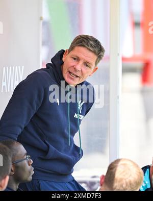 Crystal Palace Manager Oliver Glasner vor dem Freundschaftsspiel zwischen Crawley Town und Crystal Palace im Broadfield Stadium, Crawley, Großbritannien - 27. Juli 2024 Stockfoto