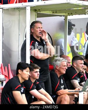 Crawley Town Manager Scott Lindsey während des Freundschaftsspiels vor der Saison zwischen Crawley Town und Crystal Palace im Broadfield Stadium, Crawley, Großbritannien - 27. Juli 2024 Foto Simon Dack / Teleobjektive. Nur redaktionelle Verwendung. Kein Merchandising. Für Football Images gelten Einschränkungen für FA und Premier League, inc. Keine Internet-/Mobilnutzung ohne FAPL-Lizenz. Weitere Informationen erhalten Sie bei Football Dataco Stockfoto