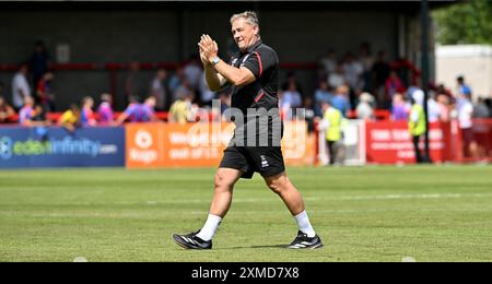 Crawley Town Manager Scott Lindsey während des Freundschaftsspiels zwischen Crawley Town und Crystal Palace im Broadfield Stadium, Crawley, Großbritannien - 27. Juli 2024. Foto Simon Dack / Teleobjektive nur für redaktionelle Zwecke. Kein Merchandising. Für Football Images gelten Einschränkungen für FA und Premier League, inc. Keine Internet-/Mobilnutzung ohne FAPL-Lizenz. Weitere Informationen erhalten Sie bei Football Dataco Stockfoto