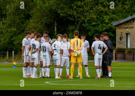 Swansea, Wales. 27. Juli 2024. Das Team von Swansea City und Trainer vor dem U18-Freundschaftsspiel zwischen Swansea City und Leyton Orient auf dem Fairwood Training Ground in Swansea, Wales, Großbritannien am 27. Juli 2024. Quelle: Duncan Thomas/Majestic Media/Alamy Live News. Stockfoto