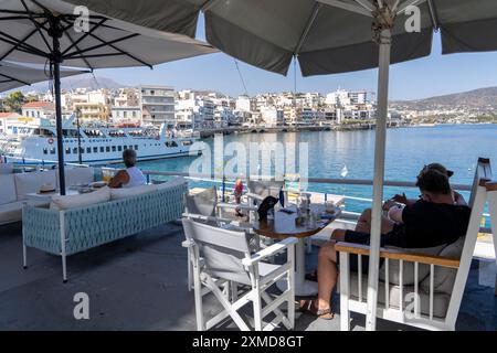 Das Dorf Agios Nikolaos, im östlichen Teil Kretas, Taverne am Hafen in der Altstadt, Griechenland Stockfoto