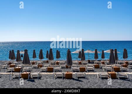 Strand, leer, organisiert, mit Liegestühlen und Sonnenschirmen, Catering, Bucht am Strand Koutsounari, auf der Insel Kreta, im Südosten der Insel Stockfoto