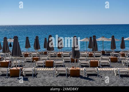 Strand, leer, organisiert, mit Liegestühlen und Sonnenschirmen, Catering, Bucht am Strand Koutsounari, auf der Insel Kreta, im Südosten der Insel Stockfoto