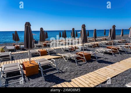 Strand, leer, organisiert, mit Liegestühlen und Sonnenschirmen, Catering, Bucht am Strand Koutsounari, auf der Insel Kreta, im Südosten der Insel Stockfoto