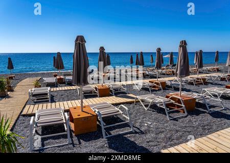 Strand, leer, organisiert, mit Liegestühlen und Sonnenschirmen, Catering, Bucht am Strand Koutsounari, auf der Insel Kreta, im Südosten der Insel Stockfoto