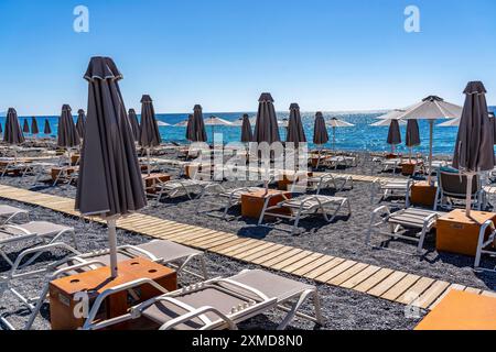 Strand, leer, organisiert, mit Liegestühlen und Sonnenschirmen, Catering, Bucht am Strand Koutsounari, auf der Insel Kreta, im Südosten der Insel Stockfoto