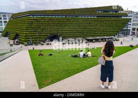 Grüne Fassade, bestehend aus über 30 000 Hainbuken, die eine gut 8 Kilometer lange Hecke auf dem Dach und der Fassade des Koe-Bogen-2-Gebäudes bilden Stockfoto