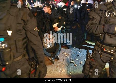 Demonstration pro-palästinensischer Aktivisten in Duisburg-Hochfeld marschierten rund 110 Demonstranten durch die Nachbarschaft und rechtfertigten den Angriff der Hamas Stockfoto