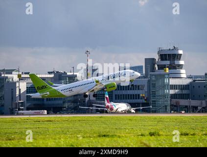 Air Baltic, Airbus A220-300, YL-AAV, Start vom internationalen Flughafen Düsseldorf Stockfoto