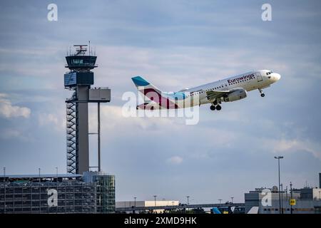 Eurowings Airbus A319-100 startet am internationalen Flughafen Düsseldorf, Flugsicherungsturm Stockfoto