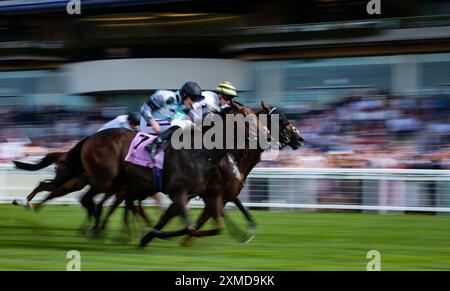 Ascot, Vereinigtes Königreich. Samstag, 27. Juli 2024. Albasheer und Hollie Doyle gewinnen die Whispering Angel Handicap Stakes für Trainer Archie Watson und Eigentümer Taylor's Bloodstock Limited. Credit JTW equine Images / Alamy Live News Stockfoto