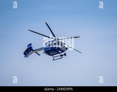 Polizeihubschrauber, Airbus Helicopters H145, der Landespolizei Nordrhein-Westfalen, nach Abflug am Flughafen Düsseldorf, Polizeiflugzeug Stockfoto