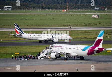 Flughafen Düsseldorf, Airfrance Hop Embraer ERJ-190 auf dem Rollweg, Eurowings Airbus A320-200 an einer Außenposition, beim Boarding Stockfoto