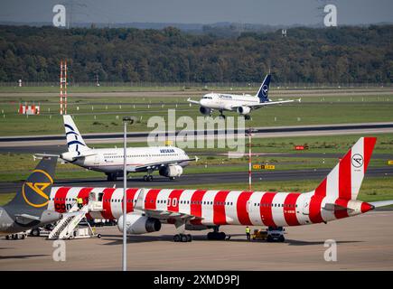 Flughafen Düsseldorf, Lufthansa Airbus bei der Landung, Aegean Airlines Airbus A320-200 auf dem Rollweg, Condor Boeing 757 auf Parkposition Stockfoto