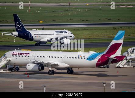 Flughafen Düsseldorf, Lufthansa Airbus A319-100 auf dem Rollweg, Eurowings Airbus in Parkposition Stockfoto