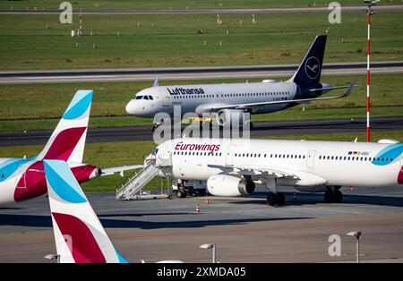 Flughafen Düsseldorf, Lufthansa Airbus A320-200 auf dem Rollweg, Eurowings Airbus A319-100 in Parkposition Stockfoto