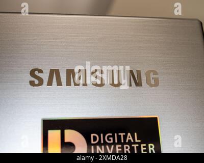 Samsubg-Logo auf grauem Samsung-Gerät Stockfoto