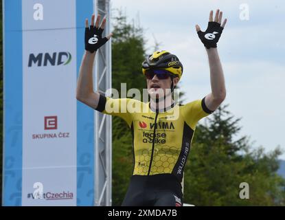 Kouty Nad Becvou, Tschechische Republik. Juli 2024. Der britische Radrennfahrer Thomas Gloag von Visma Lease ein Bike Team nach der 3. Etappe des Czech Tour-Etappenrennens von Moravska Trebova nach Dlouhe Strane am 27. Juli 2024, Kouty nad Desnou, Region Sumperk, Tschechische Republik. Quelle: Ludek Perina/CTK Photo/Alamy Live News Stockfoto