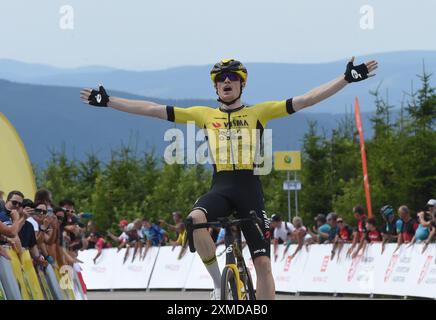 Kouty Nad Becvou, Tschechische Republik. Juli 2024. Der britische Radrennfahrer Thomas Gloag von Visma Lease ein Bike Team nach der 3. Etappe des Czech Tour-Etappenrennens von Moravska Trebova nach Dlouhe Strane am 27. Juli 2024, Kouty nad Desnou, Region Sumperk, Tschechische Republik. Quelle: Ludek Perina/CTK Photo/Alamy Live News Stockfoto