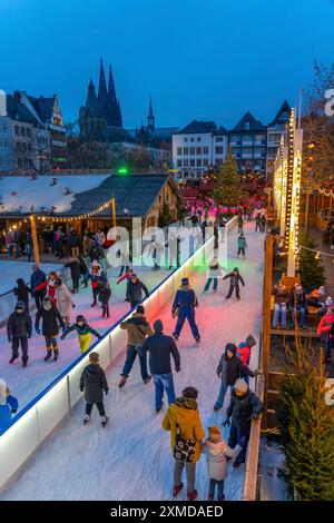 Eislaufbahn am Weihnachtsmarkt am Heumarkt in der Kölner Altstadt, Kölner Dom, Sonntagseinkauf in der Kölner Innenstadt, 1. Adventszeit Stockfoto