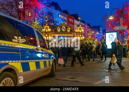 Polizeipatrouillenwagen vor dem Weihnachtsmarkt am Alten Markt in der Kölner Altstadt, Sonntagseinkauf in der Kölner Innenstadt, 1. Adventszeit Stockfoto