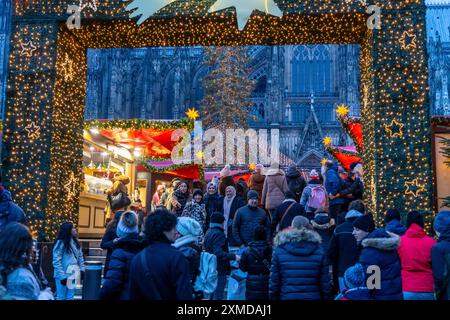 Weihnachtsmarkt am Roncalli Platz am Dom, in der Kölner Innenstadt, Sonntagseinkauf in der Kölner Innenstadt, 1. Adventwochenende, Nord Stockfoto