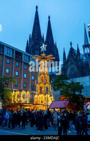 Weihnachtsmarkt am Roncalli Platz am Dom, in der Kölner Innenstadt, Sonntagseinkauf in der Kölner Innenstadt, 1. Adventwochenende, Nord Stockfoto