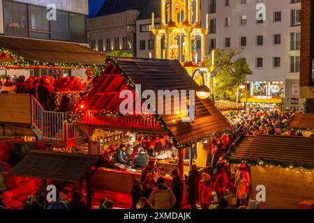 Weihnachtsmarkt am Roncalli Platz am Dom, in der Kölner Innenstadt, Sonntagseinkauf in der Kölner Innenstadt, 1. Adventwochenende, Nord Stockfoto