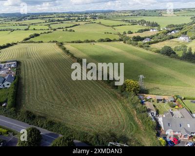 Cork, Irland. Juli 2024. DC 27-7-24 Landwirte nutzen das gute Wetter am Wochenende, Cork, Irland. Mit der Wettervorhersage für die kommende Woche nutzen Landwirte im ganzen Land die Gelegenheit, ihre Arbeit zu erledigen. Auf dem Bild ist ein Bauer in Killcully, Kork schneidet seine Silage. Viele Bauern arbeiten die Nacht durch, während das Wetter gut bleibt, um sicherzustellen, dass sie alle Silage schneiden und sammeln. Quelle: Damian Coleman/Alamy Live News Stockfoto