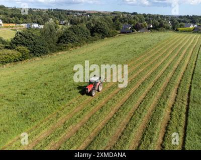 Cork, Irland. Juli 2024. DC 27-7-24 Landwirte nutzen das gute Wetter am Wochenende, Cork, Irland. Mit der Wettervorhersage für die kommende Woche nutzen Landwirte im ganzen Land die Gelegenheit, ihre Arbeit zu erledigen. Auf dem Bild ist ein Bauer in Killcully, Kork schneidet seine Silage. Viele Bauern arbeiten die Nacht durch, während das Wetter gut bleibt, um sicherzustellen, dass sie alle Silage schneiden und sammeln. Quelle: Damian Coleman/Alamy Live News Stockfoto