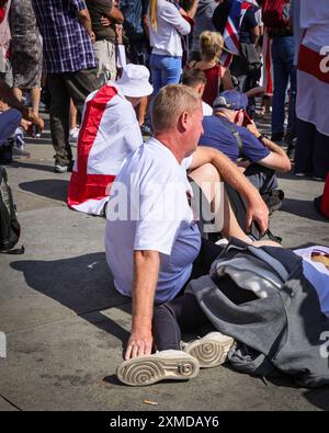 London, Großbritannien. Juli 2024. Tausende Anhänger von Tommy Robinson, echter Name Stephen Yaxley-Lennon, marschierten von den königlichen Justizgerichten und versammelten sich jetzt zu einer Kundgebung am Trafalgar Square, Zentrum von London. Viele haben Union Jack und St. George's Cross Flaggen mitgebracht oder tragen Union Jack-Farben. Quelle: Imageplotter/Alamy Live News Stockfoto
