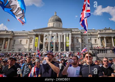 London, Großbritannien. Juli 2024. Tausende Anhänger von Tommy Robinson, echter Name Stephen Yaxley-Lennon, marschierten von den königlichen Justizgerichten und versammelten sich jetzt zu einer Kundgebung am Trafalgar Square, Zentrum von London. Viele haben Union Jack und St. George's Cross Flaggen mitgebracht oder tragen Union Jack-Farben. Quelle: Imageplotter/Alamy Live News Stockfoto
