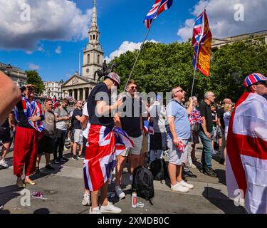 London, Großbritannien. Juli 2024. Tausende Anhänger von Tommy Robinson, echter Name Stephen Yaxley-Lennon, marschierten von den königlichen Justizgerichten und versammelten sich jetzt zu einer Kundgebung am Trafalgar Square, Zentrum von London. Viele haben Union Jack und St. George's Cross Flaggen mitgebracht oder tragen Union Jack-Farben. Quelle: Imageplotter/Alamy Live News Stockfoto