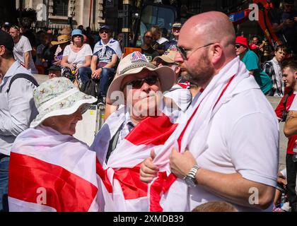 London, Großbritannien. Juli 2024. Tausende Anhänger von Tommy Robinson, echter Name Stephen Yaxley-Lennon, marschierten von den königlichen Justizgerichten und versammelten sich jetzt zu einer Kundgebung am Trafalgar Square, Zentrum von London. Viele haben Union Jack und St. George's Cross Flaggen mitgebracht oder tragen Union Jack-Farben. Quelle: Imageplotter/Alamy Live News Stockfoto