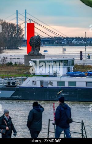 Hochwasser auf dem Rhein bei Duisburg, Frachter im Vinckekanal, Neuenkamp Rheinbrücke, Alt- und Neubau, Wahrzeichen Rhein Orange, durchgespült Stockfoto