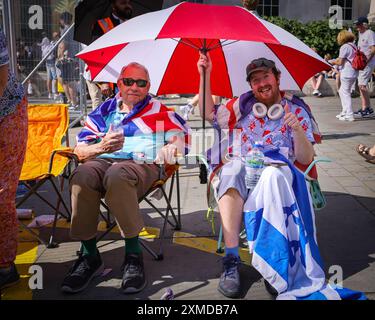London, Großbritannien. Juli 2024. Tausende Anhänger von Tommy Robinson, echter Name Stephen Yaxley-Lennon, marschierten von den königlichen Justizgerichten und versammelten sich jetzt zu einer Kundgebung am Trafalgar Square, Zentrum von London. Viele haben Union Jack und St. George's Cross Flaggen mitgebracht oder tragen Union Jack-Farben. Quelle: Imageplotter/Alamy Live News Stockfoto