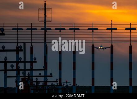 Start- und Landebahnbeleuchtung, Anflughilfen, am Internationalen Flughafen Düsseldorf, Sonnenuntergang, Flugzeug nähert sich der Hauptbahn Süd, 05R/23L, Nord Stockfoto