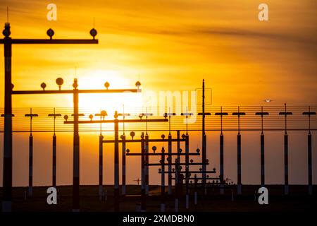 Start- und Landebahnbeleuchtung, Anflughilfen, am Internationalen Flughafen Düsseldorf, Sonnenuntergang, Flugzeug nähert sich der Hauptbahn Süd, 05R/23L, Nord Stockfoto