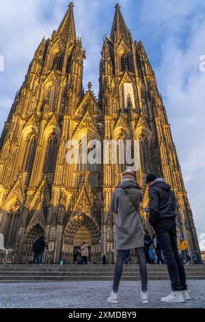 Kölner Dom, Blick auf die Westfassade, auf den Nordturm einer der seltenen Anlässe fast ohne Gerüst auf den Türmen, Köln, Deutschland Stockfoto