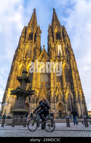 Kölner Dom, Blick auf die Westfassade, auf den Nordturm einer der seltenen Anlässe fast ohne Gerüst auf den Türmen, Köln, Deutschland Stockfoto