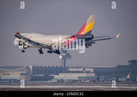 Asiana Airlines, Cargo Boeing 747-400F nähert sich dem Flughafen Frankfurt FRA, Flugsicherungsturm Fraport, im Winter Hessen, Deutschland Stockfoto