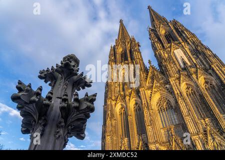 Kölner Dom, Blick auf die Westfassade, auf den Nordturm einer der seltenen Anlässe fast ohne Gerüst auf den Türmen, Köln, Deutschland Stockfoto