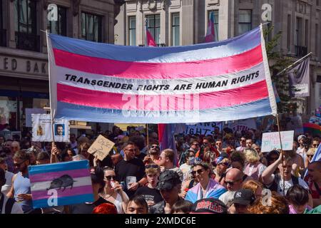 London, England, Großbritannien. Juli 2024. Die Teilnehmer halten ein Banner mit dem Titel „Transgender Rights are human rights“ (Transgender-Rechte sind Menschenrechte), während Tausende von Menschen während des jährlichen Trans Pride Marsches im Zentrum Londons durch die Regent Street ziehen. (Kreditbild: © Vuk Valcic/ZUMA Press Wire) NUR REDAKTIONELLE VERWENDUNG! Nicht für kommerzielle ZWECKE! Stockfoto