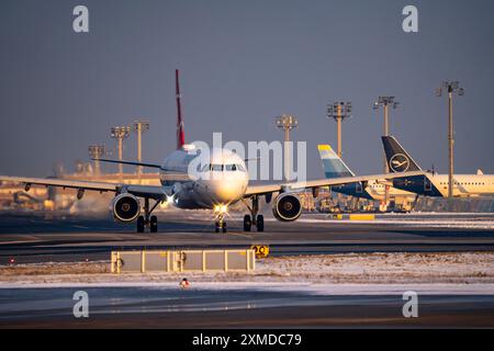 Turkish Airlines Flugzeug auf dem Weg zur westlichen Landebahn, Frankfurter Flughafen FRA, Fraport, im Winter, Hessen, Deutschland Stockfoto